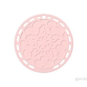 Le Creuset Fransk grytunderlägg, silikon, värmebeständig till 250C, Ø 20 cm, puderrosa 630870118323 Le Creuset Fransk grytunderlägg, silikon, värmebeständig till 250C, Ø 20 cm, puderrosa 630870118323