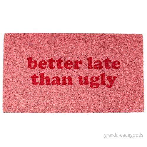 Fisura Original Dörrmatta "Better late than ugly" i kokosnöt med halkskydd av PVC. rengöringsmatta. Handmålad. Storlek: 70 cm x 40 Rosa färg. 8435436726057