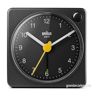 Braun Classic reseanalog väckarklocka med snooze och ljus, kompakt storlek, tyst kvartsrörelse, svart, modell BC02XB. 5013348619792 Braun Classic reseanalog väckarklocka med snooze och ljus, kompakt storlek, tyst kvartsrörelse, svart, modell BC02XB. 5013348619792