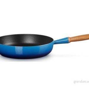 Le Creuset Signature gjutjärnssautépanna med trähandtag 28 cm Azure Blue, 20259282200422 24147328506 Le Creuset Signature gjutjärnssautépanna med trähandtag 28 cm Azure Blue, 20259282200422 24147328506