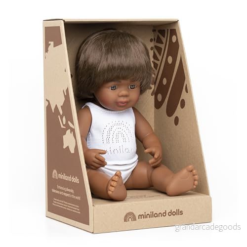 38 cm australiensisk aboriginal babydocka för barn, tillverkad av mjuk vinyl och presentation i en låda med innerkläder. 8413082311810